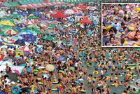 Čínské plážové šílenství: Tisíce lidí se tísní na malé pláži, kde nejsou záchody