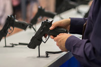 300 tisíc pistolníků v Česku: Počet držitelů zbrojních průkazů roste