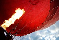 Horkovzdušný balón se 16 lidmi pohltily plameny. Zřítil se na pastvinu