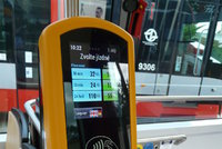 Koupě jízdenky platební kartou na začátku roku: Terminály budou ve všech tramvajích v Praze