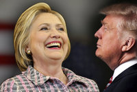 Volby v USA ONLINE: Clintonová dle odhadů vede, Trump zažaluje volební úřad