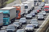 10kilometrová kolona na D1! Nejfrekventovanější dálnice v Česku se opravuje. Řidiči musí počítat s hodinovým zpožděním