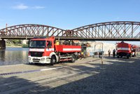 Utopenec ve Vltavě: Potápěči z vody u Rašínova nábřeží vytáhli mrtvolu, v řece byla nějakou dobu