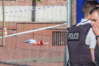 Muž s mačetou zranil v Belgii dvě policistky. Svědci: Volal Alláh akbar