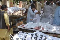 Pumový útok u nemocnice: V pákistánské Kvétě zemřelo nejméně 57 lidí