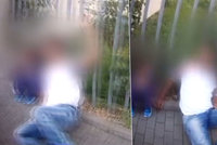 Opilec ležel na chodníku v centru Brna a nemohl vstát ze země! Vedle něj seděl 3letý chlapec