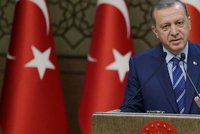 Turci zahrozili: Opustíme NATO. Vadí jim malá podpora Západu čistek po puči