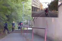 Zfetovaný motorkář ujížděl policistům směrem k vile Karla Gotta: Zasekl se na schodech