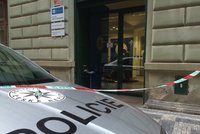 Hrůza v Praze! Muž nakráčel na policejní služebnu a třikrát se bodl do krku