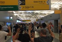 Evakuace na letišti JFK v New Yorku. Stovky lidí prchaly ve strachu ze střelce