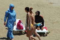 V Cannes řekli „ne“ islámským plavkám. Za jejich nošení hrozí pokuta