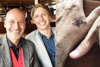 Honza Musil (48) ukázal stejné tetování a prsten jako jeho zajíček Jakub (26)