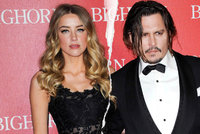 Johnny Depp si uřízl kus prstu a vlastní krví obvinil manželku z nevěry. Na rozvodu se konečně dohodli