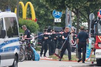 Střelec z Mnichova zaplatil za zbraň a munici 118 tisíc. Prodejce zatkla policie