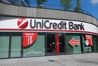 UniCredit Bank asi prodají: Co bude s jejími klienty?