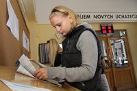 Nezaměstnanost v Česku znovu klesla. Firmy marně hledají lidi
