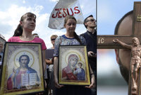 Křesťané pochodovali Prahou: Proti gayům protestovali vykuřováním a svěcenou vodou