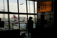 Čechy Zdeňka a Michaelu zadrželi na letišti v Británii: Našli prý u nich desítky milionů