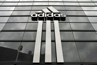 Adidas zavírá kamenné obchody. Výrobce sportovních bot a oblečení sází na web