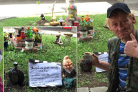 Bezdomovecká výstava na nádraží Holešovice: Za příspěvek vám do ní Honza zasadí květinu