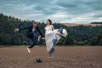 Utajená svatba Andrey Kerestešové: Obřad v polích. Proč neměla bílé šaty?