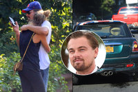 Co neubrzdíš, to neukecáš! Nabouraný DiCaprio plísnil řidičku a utěšoval milenku