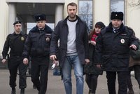 Putinův kritik je venku z vězení. Navalnyj si odpykal trest za demonstraci