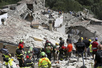 ONLINE: Zemětřesení v Itálii zabilo 120 lidí, z trosek vytahují i živé
