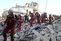 Tragické zemětřesení udělalo Italům „díru“ za 190 miliard. Zalepit ji má Brusel