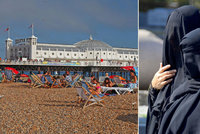 Tohle není Francie: „Armáda“ žen v burkinách na britské pláže smí