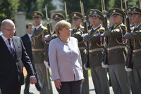 Sobotka byl před Merkelovou příliš opatrný, kritizuje premiéra opozice