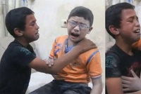 Dětské slzy a křik: Bratrům bomba zabila sourozence, i to je válka v Sýrii