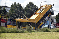 Trolejbus v Otrokovicích najel na sloup a zůstal viset ve vzduchu: 5 vážně zraněných