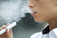 Novinky pro e-kuřáky: Stop padělkům náplní i nápis „kouření škodí zdraví“