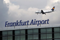 Silná bouřka už zastavila provoz na letišti ve Frankfurtu. Sledujte radar