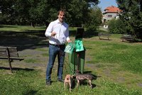 3 miliony sáčků a nové zásobníky: Praha 4 chce městskou část vyčistit od „psích hovínek“