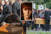 Modelky se v slzách vrhaly na rakev! Pohřeb návrhářky, která oblékala Selenu Gomez i Scarlet Johansson