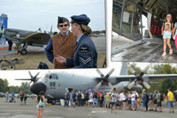 Obří letoun C-130 lákal návštěvníky i do svých útrob: Rodina koukala, maminka přebalovala…