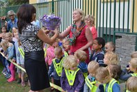 Mateřská škola otevřela na Vinohradech hřiště. Děti si připily sektem