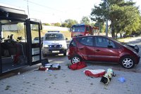Autobus plný lidí boural v Plzni: Dvě ženy odvezly sanitky se zraněním hlavy
