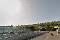 Zavřený Cholupický tunel ve směru na Plzeň: Uvnitř se vyboural kamion