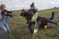 Maďarská kameramanka, která kopala do uprchlíků: Obvinili ji až po roce