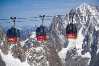 Lanovka na Mont Blanc má poruchu. 110 lidí zachraňují vrtulníky