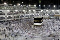 V Mekce začínají obřady velké muslimské pouti: Loni věřící ušlapali přes 2 tisíce lidí