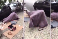 Páreček nadržených bezdomovců si to rozdal přímo na ulici! Přehodili přes sebe jen deku