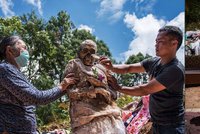 Bizarní festival mumií: Indonéský kmen co tři roky vykope mrtvé a fotí se s nimi