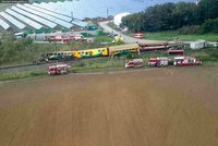 Na Hodonínsku po srážce s traktorem vykolejil vlak: Leží na boku a hoří