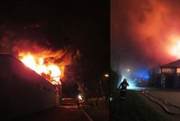 V Brně několik hodin hořela hala s matracemi: Jeden z hasičů se zranil