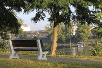 Na Štvanici se objevily nové lavičky. Hřiště v Praze 7 budou navíc otevřená déle