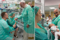 Papež František v porodnici: Choval miminka, rodičky mu líbaly ruce